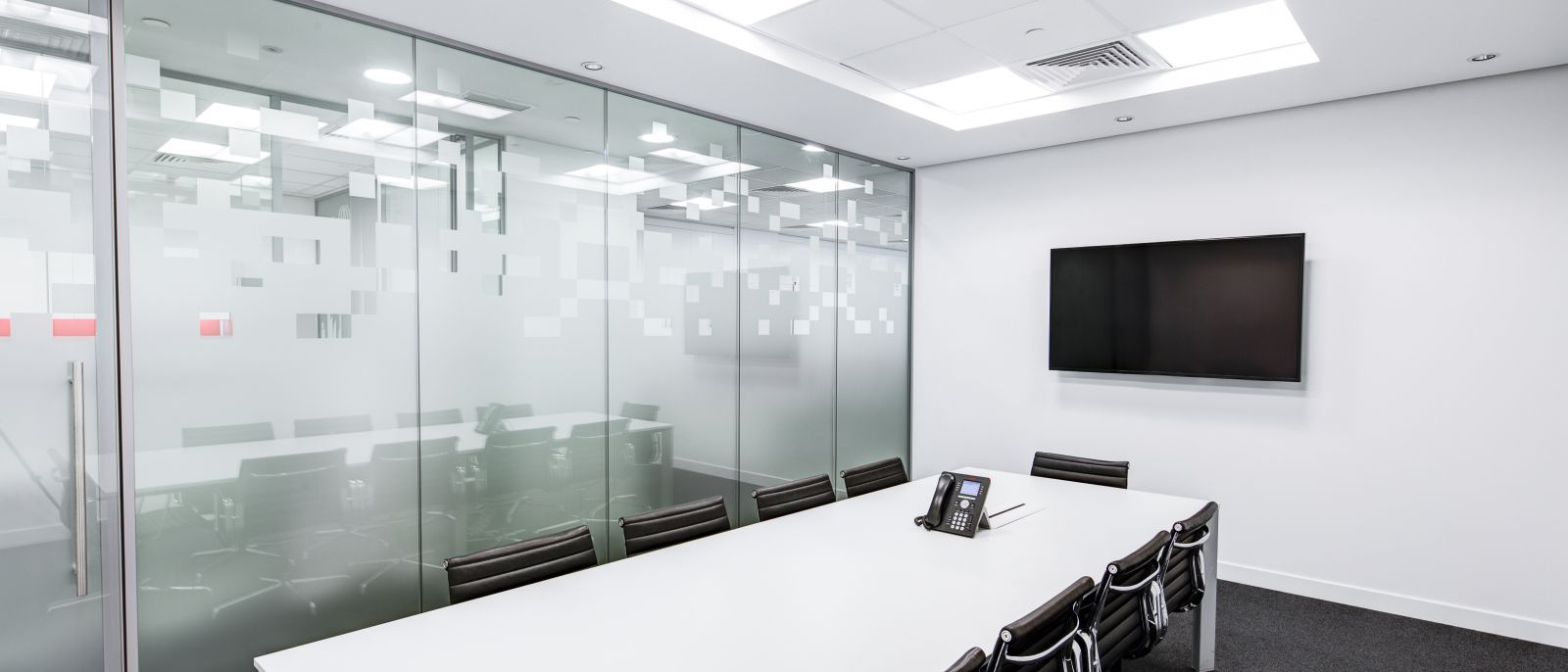 Sala de reuniões moderna com paredes de vidro